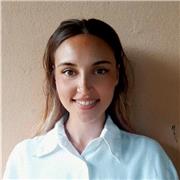 Tutor d’inglese impartisce lezioni ai ragazzi delle scuole superiori, universitari e/o lavoratori che sono alla ricerca di migliorare le proprie competenze linguistiche